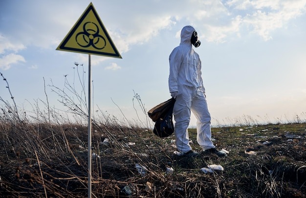 an expert working for asbestos air monitoring